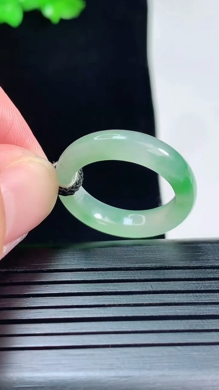 天然A货翡翠玉指环 戒指，尺寸19-5.5-3.6重量:3.91g2026年5月25日
工厂直销收藏佳品,种好水足，色泽均匀，有种有色，上手高大气！