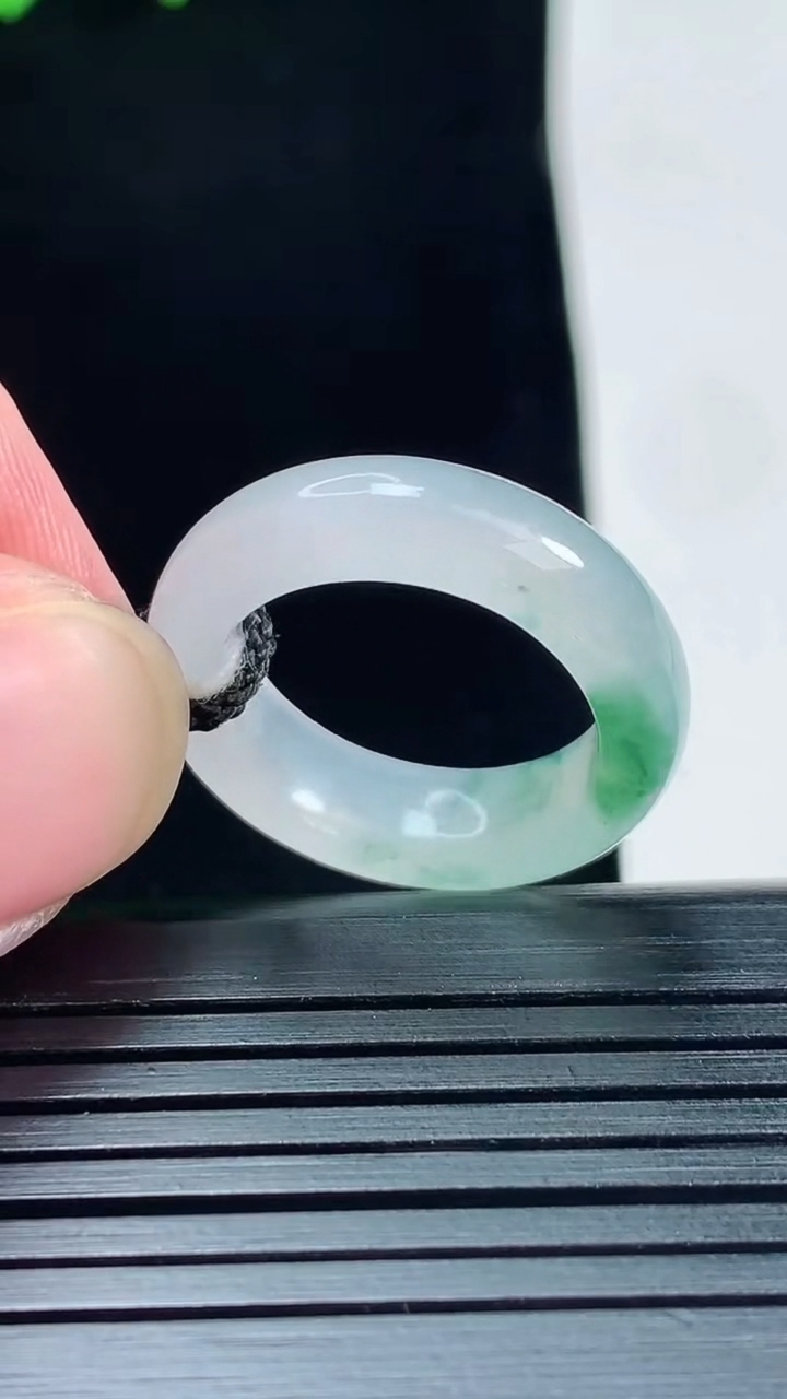 天然A货翡翠冰种飘花玉指环 戒指，尺寸16.6-6-3.6重量:4.12g2026年5月25日
工厂直销收藏佳品,种好水足，色泽均匀，有种有色，上手高大气！