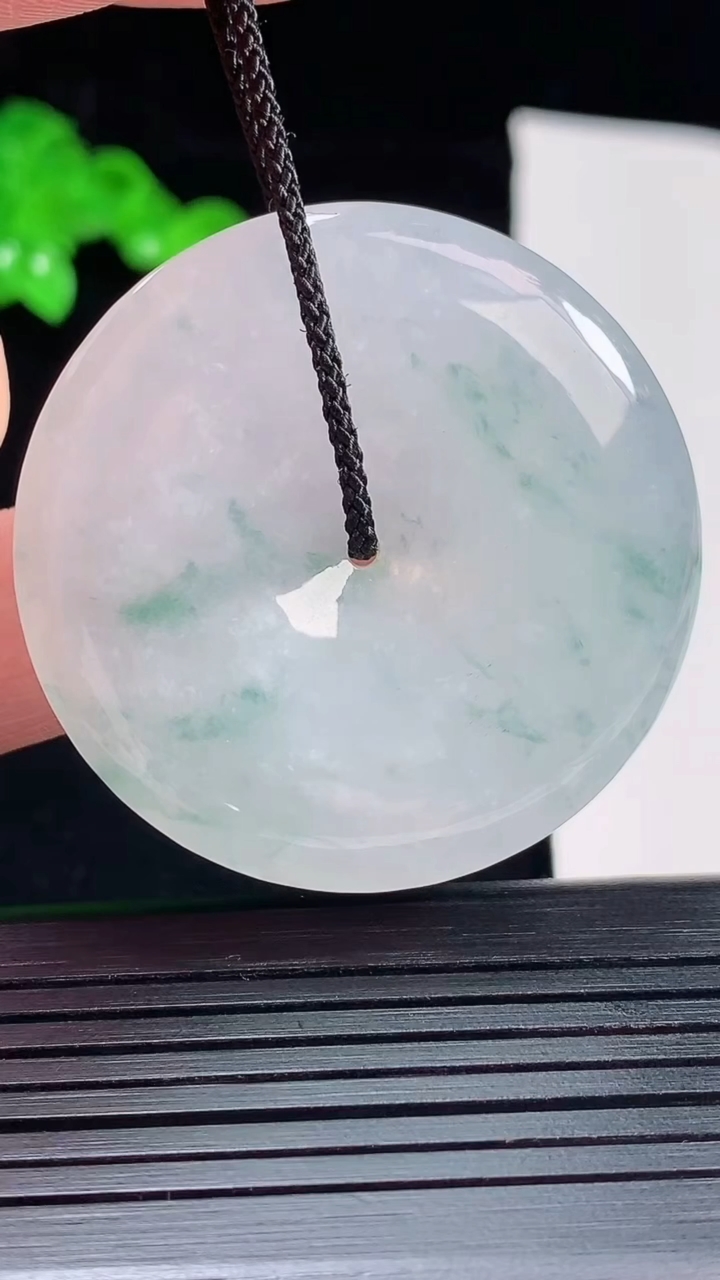 天然A货翡翠冰种飘花平安扣吊坠，尺寸40.5-6重量:20.54g
5月25日