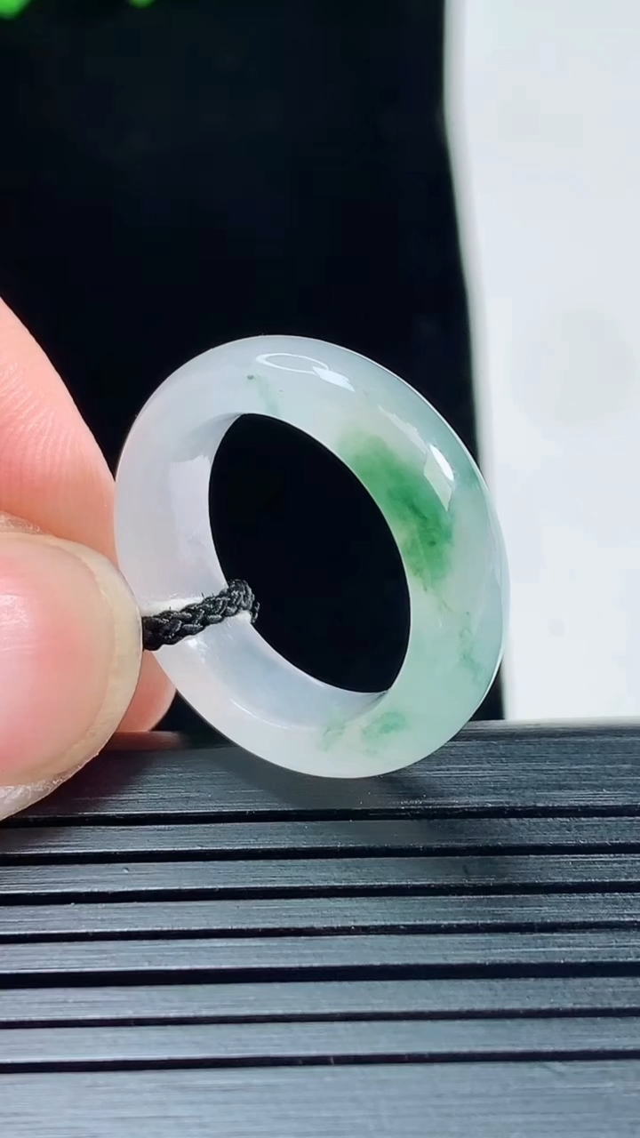 天然A货翡翠冰种飘花玉指环 戒指，尺寸16.6-6-3.6重量:4.12g2026年5月25日
工厂