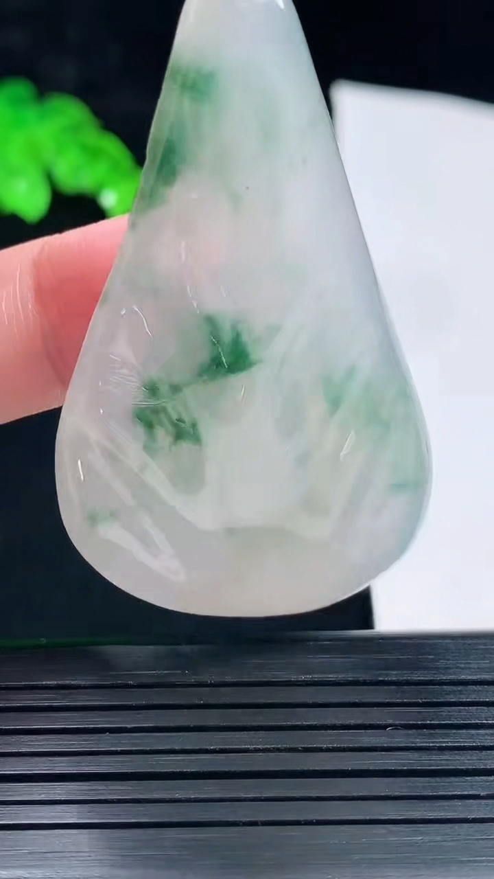 天然A货翡翠飘花观音菩萨吊坠，尺寸57.5-33-7重量:25.71g
5月25日