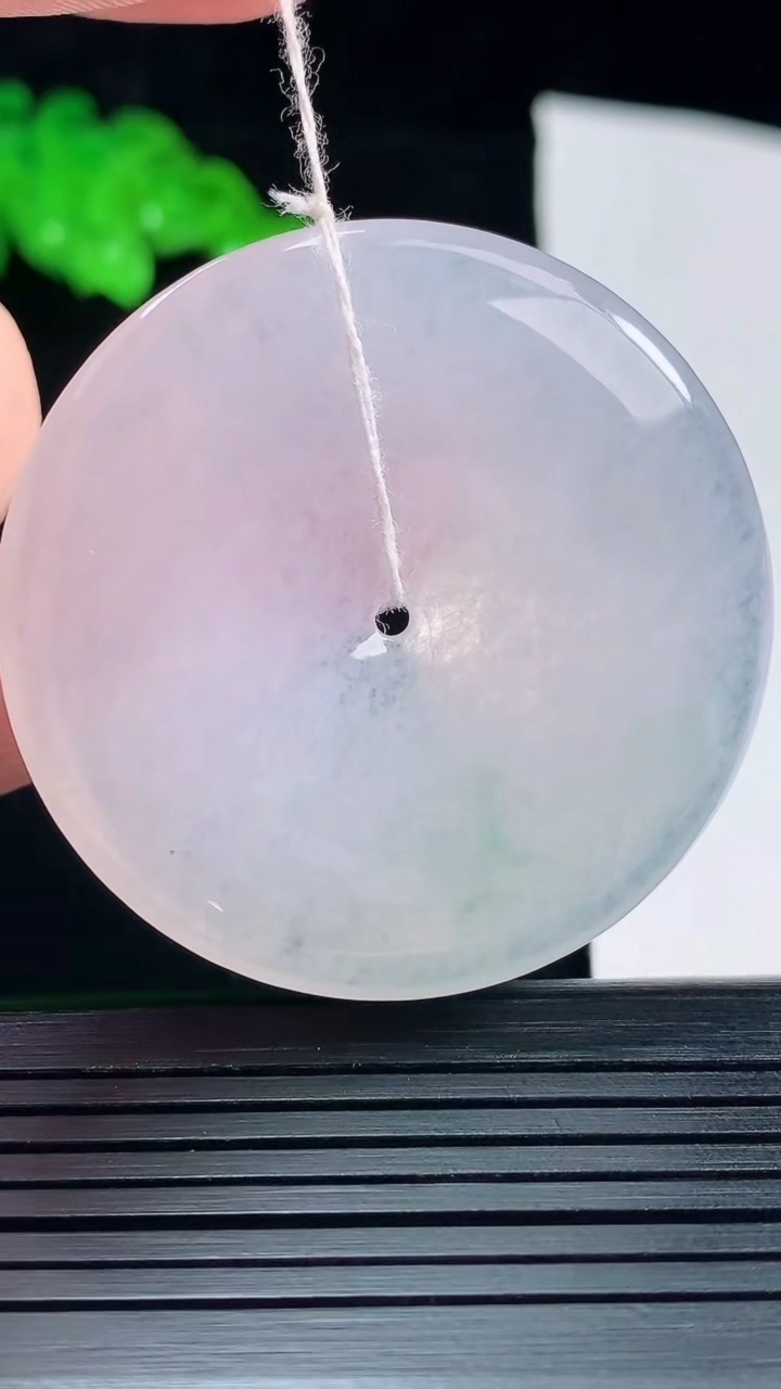天然A货翡翠平安扣吊坠，尺寸44-5.8重量:24.09g
5月25日