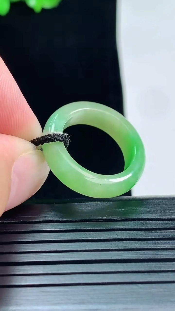 天然A货翡翠玉指环 戒指，尺寸16.5-5.2-3.5重量:3.51g2026年5月25日
工厂直销收藏佳品,种好水足，色泽均匀，有种有色，上手高大气！