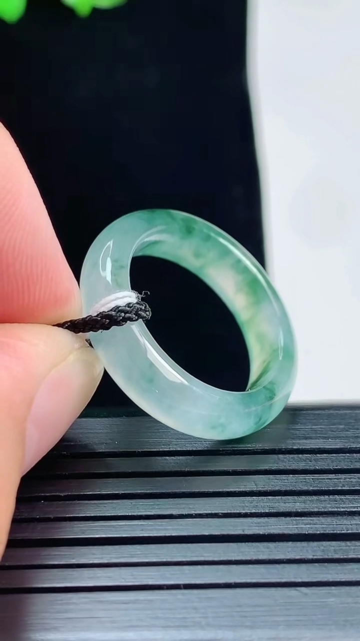 天然A货翡翠种飘花玉指环 戒指，尺寸18.3-5.5-3.6重量:4.16g2026年5月25日
工厂直销收藏佳品,种好水足，色泽均匀，有种有色，上手高大气！