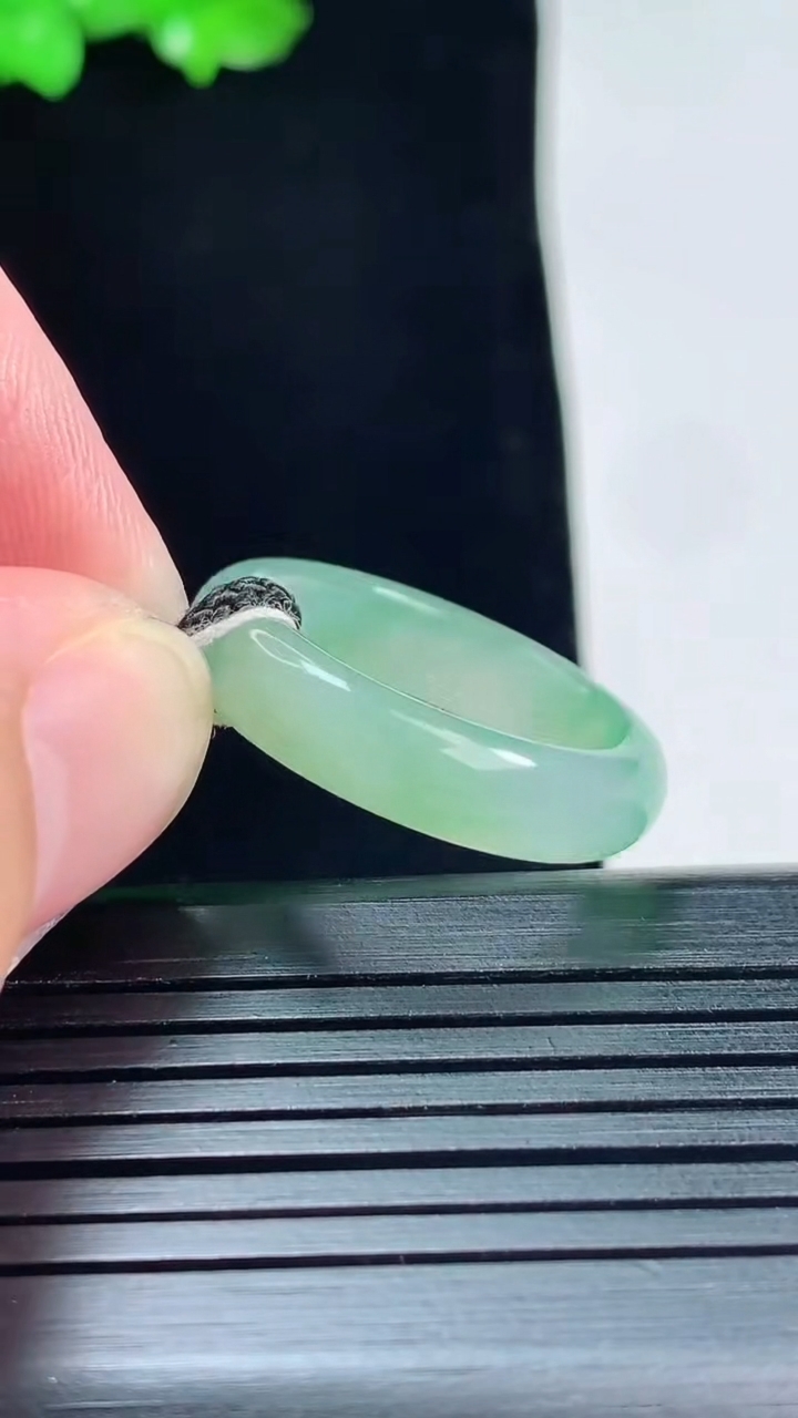 天然A货翡翠玉指环 戒指，尺寸19-5.5-3.6重量:3.91g2026年5月25日
工厂直销收藏佳品,种好水足，色泽均匀，有种有色，上手高大气！