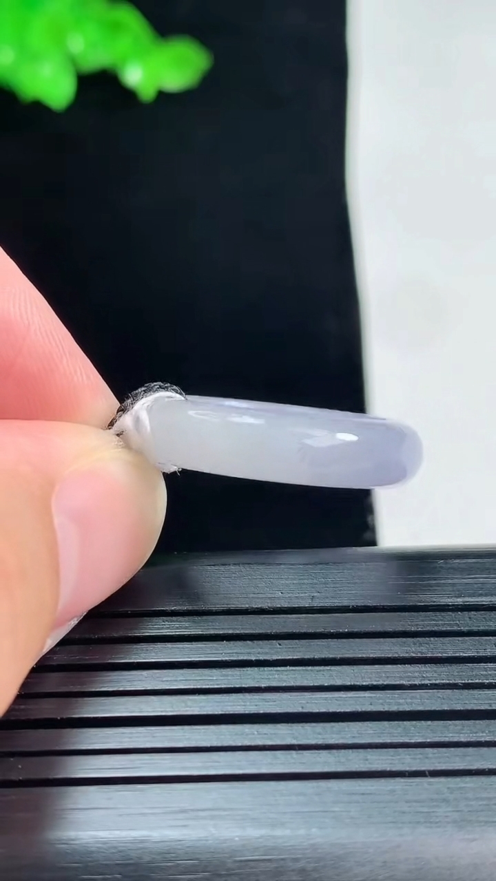 天然A货翡翠紫罗兰玉指环 戒指，尺寸18.3-5.2-3.8重量:4.10g2026年5月25日
工厂直销收藏佳品,种好水足，色泽均匀，有种有色，上手高大气！