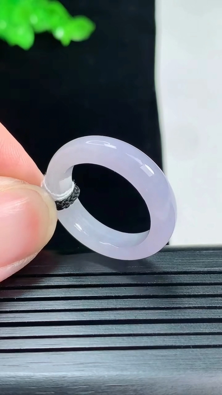 天然A货翡翠紫罗兰玉指环 戒指，尺寸18.3-5.2-3.8重量:4.10g2026年5月25日
工厂直销收藏佳品,种好水足，色泽均匀，有种有色，上手高大气！