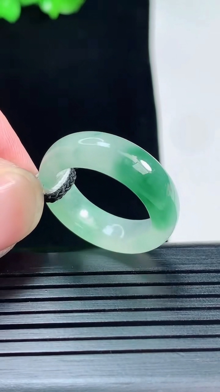 天然A货翡翠冰种飘花玉指环 戒指，尺寸17-6.5-3.8重量:4.64g2026年5月25日
工厂直销收藏佳品,种好水足，色泽均匀，有种有色，上手高大气！