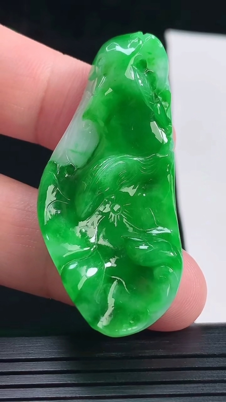 天然A货翡翠年年有余吊坠，尺寸51.5-23-8重量:14.63g
5月25日