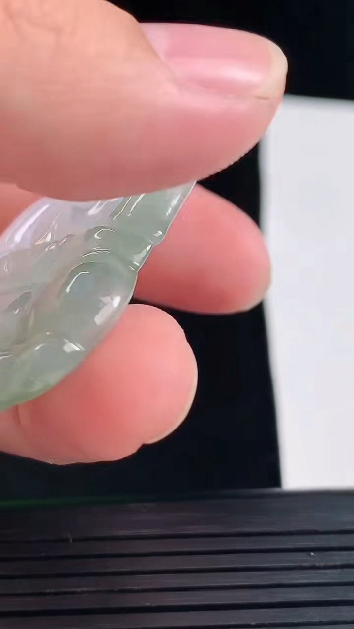天然A货翡翠正装观音吊坠，尺寸56-35.6-5重量:17.40g
5月25日