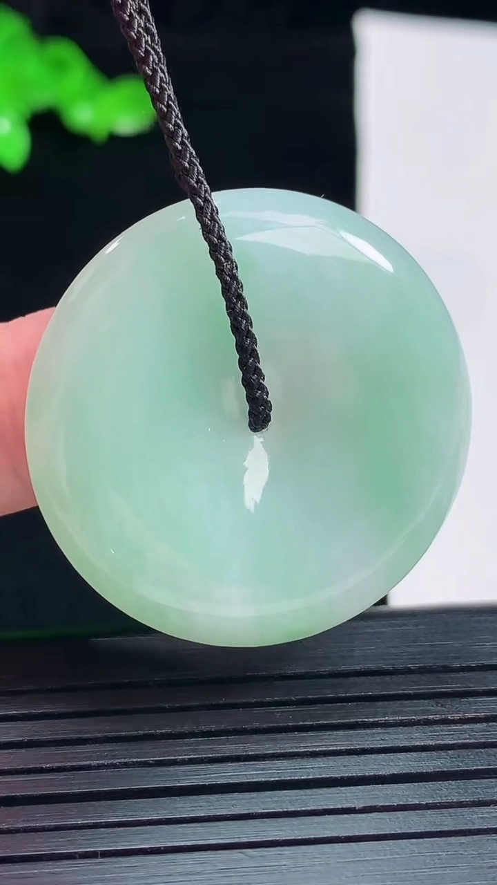 天然A货翡翠平安扣吊坠，尺寸34-5.8重量:14.26g
5月25日