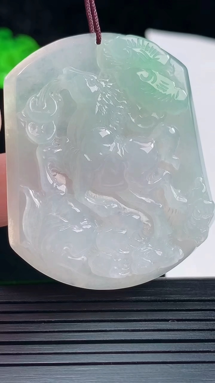 天然A货翡翠生肖马吊坠，尺寸50.6-42-5.5重量:26.26g
5月25日
