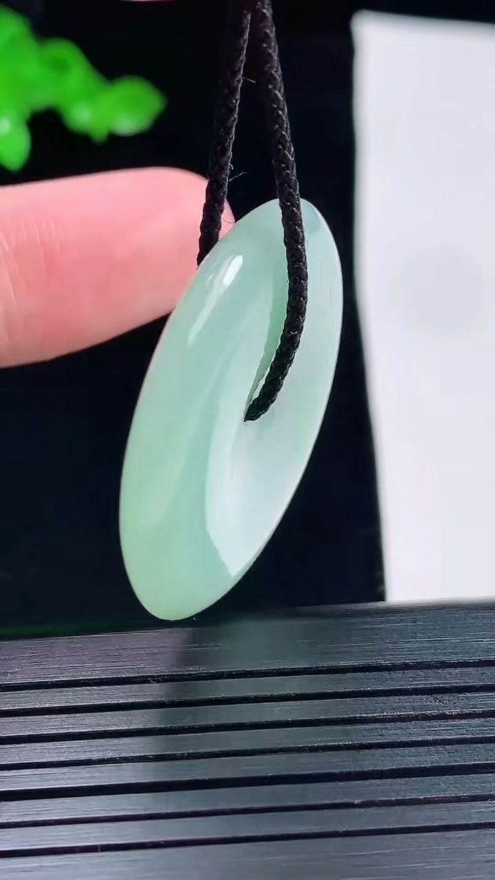 天然A货翡翠平安扣吊坠，尺寸34-5.8重量:14.26g
5月25日