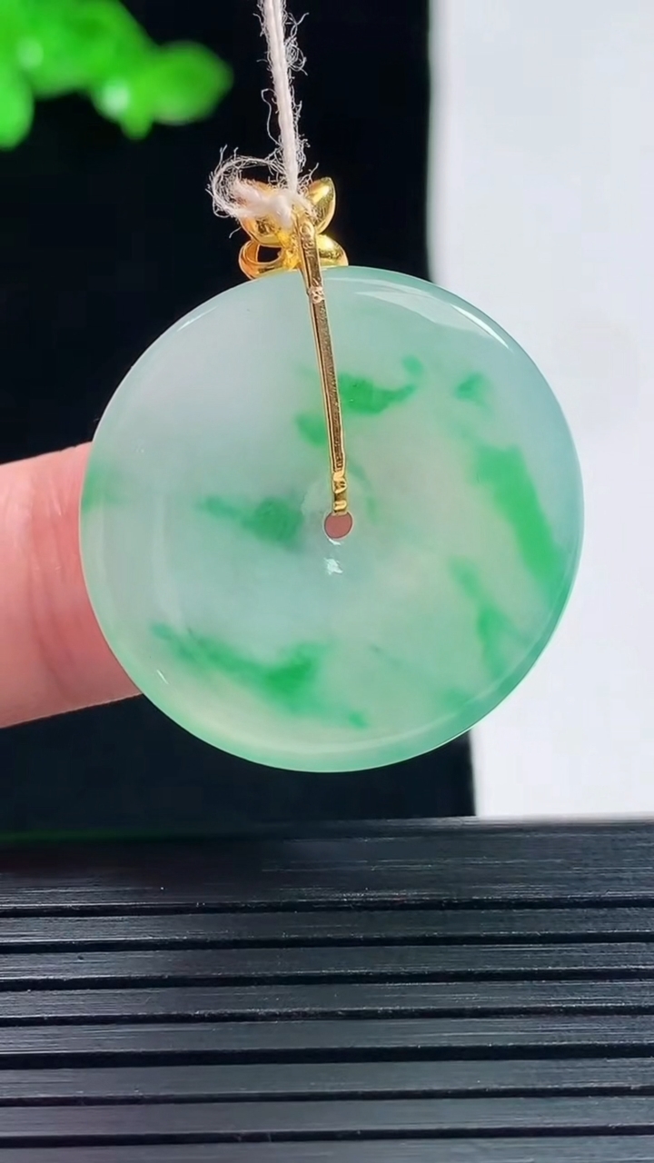 天然A货翡翠平安扣吊坠，尺寸32-27-3.8重量:6.66g
5月25日