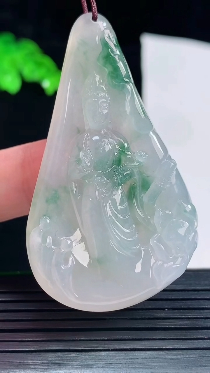 天然A货翡翠飘花观音菩萨吊坠，尺寸57.5-33-7重量:25.71g
5月25日