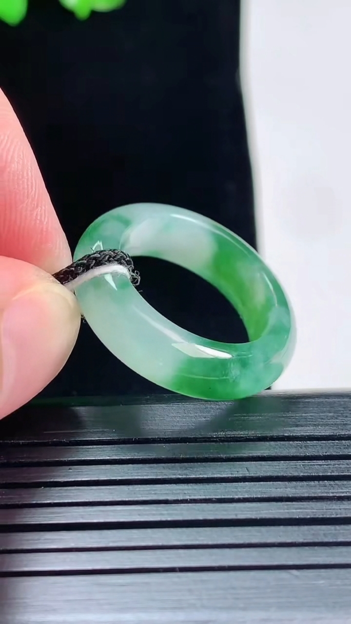 天然A货翡翠玉指环 戒指，尺寸18.5-6.2-4重量:4.80g2026年5月25日
工厂直销收藏佳品,种好水足，色泽均匀，有种有色，上手高大气！