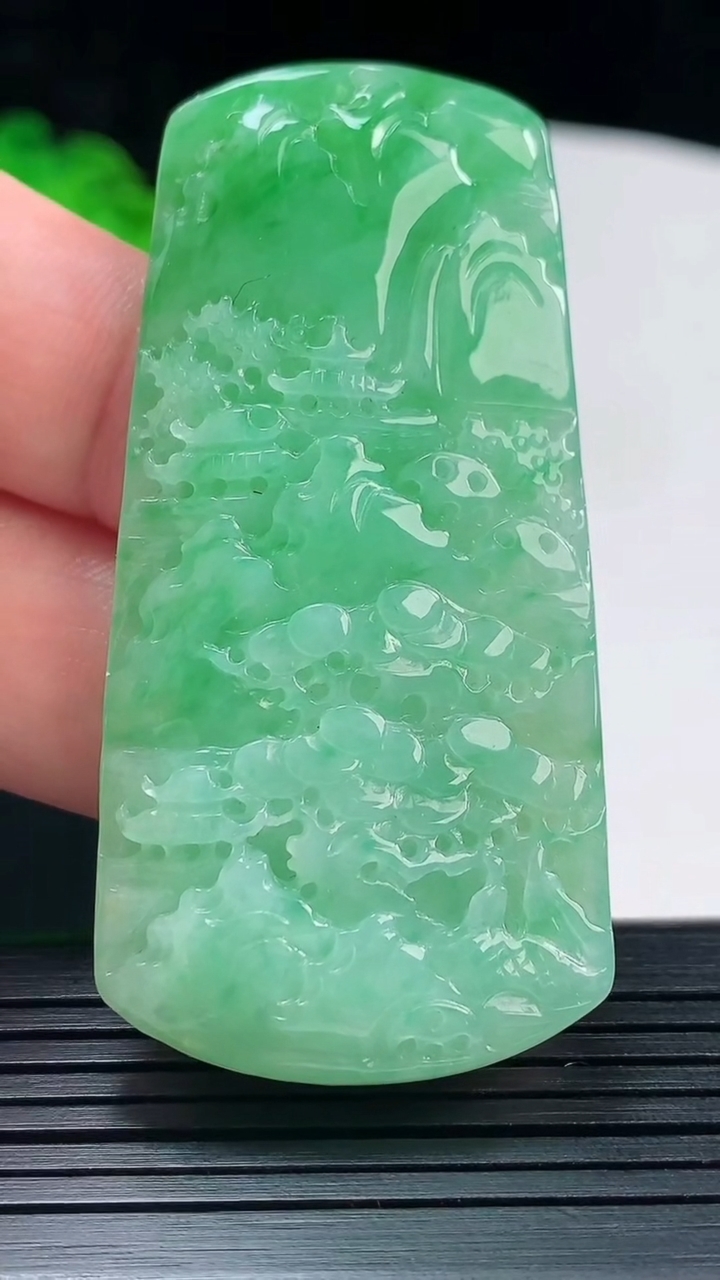 天然A货翡翠山水牌吊坠，尺寸61-29.5-5.5重量:21.03g
5月25日