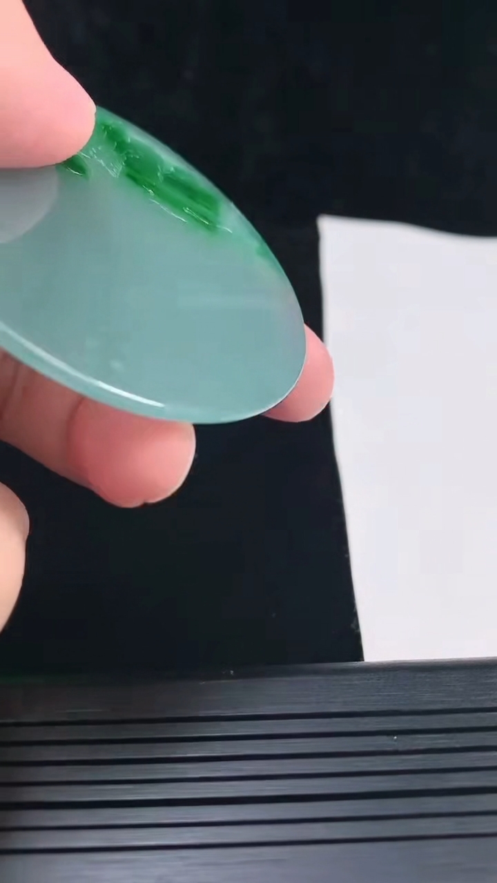天然A货翡翠山水龙牌吊坠，尺寸59-3.5重量:30.45g
5月25日