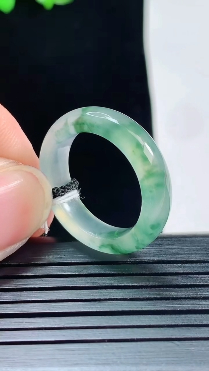 天然A货翡翠种飘花玉指环 戒指，尺寸18.3-5.5-3.6重量:4.16g2026年5月25日
工厂直销收藏佳品,种好水足，色泽均匀，有种有色，上手高大气！