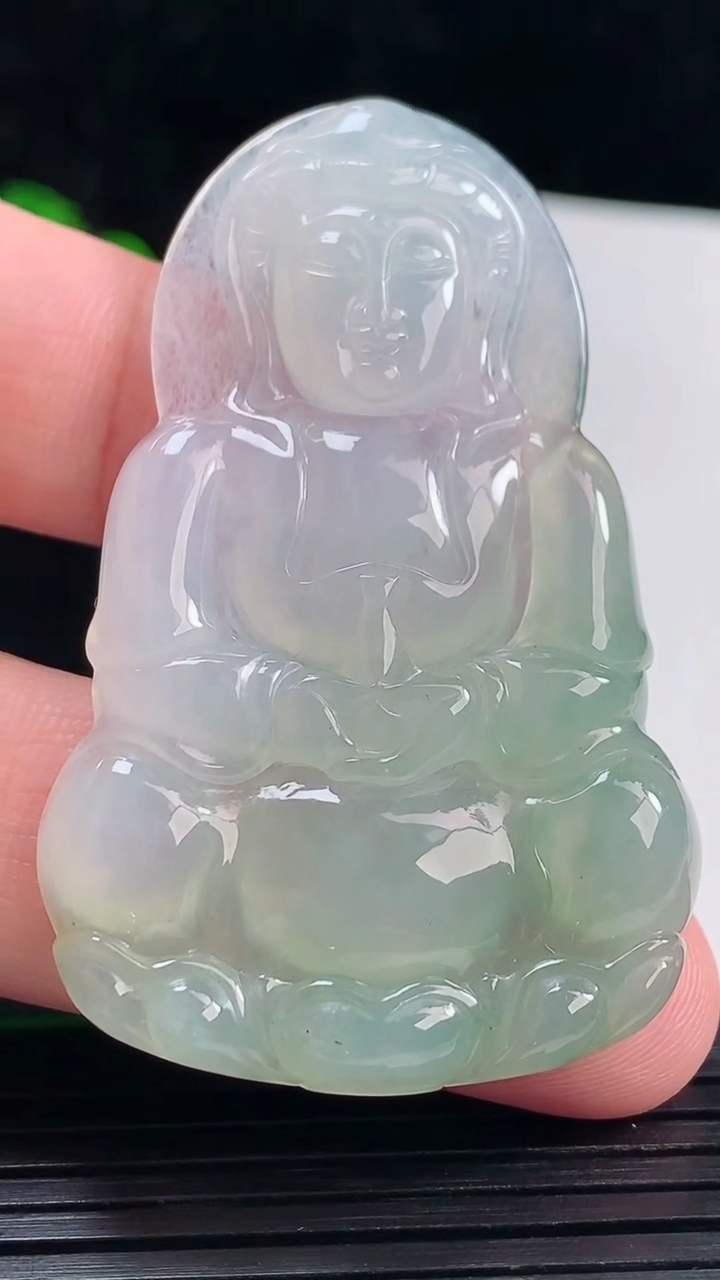 天然A货翡翠正装观音吊坠，尺寸56-35.6-5重量:17.40g
5月25日
