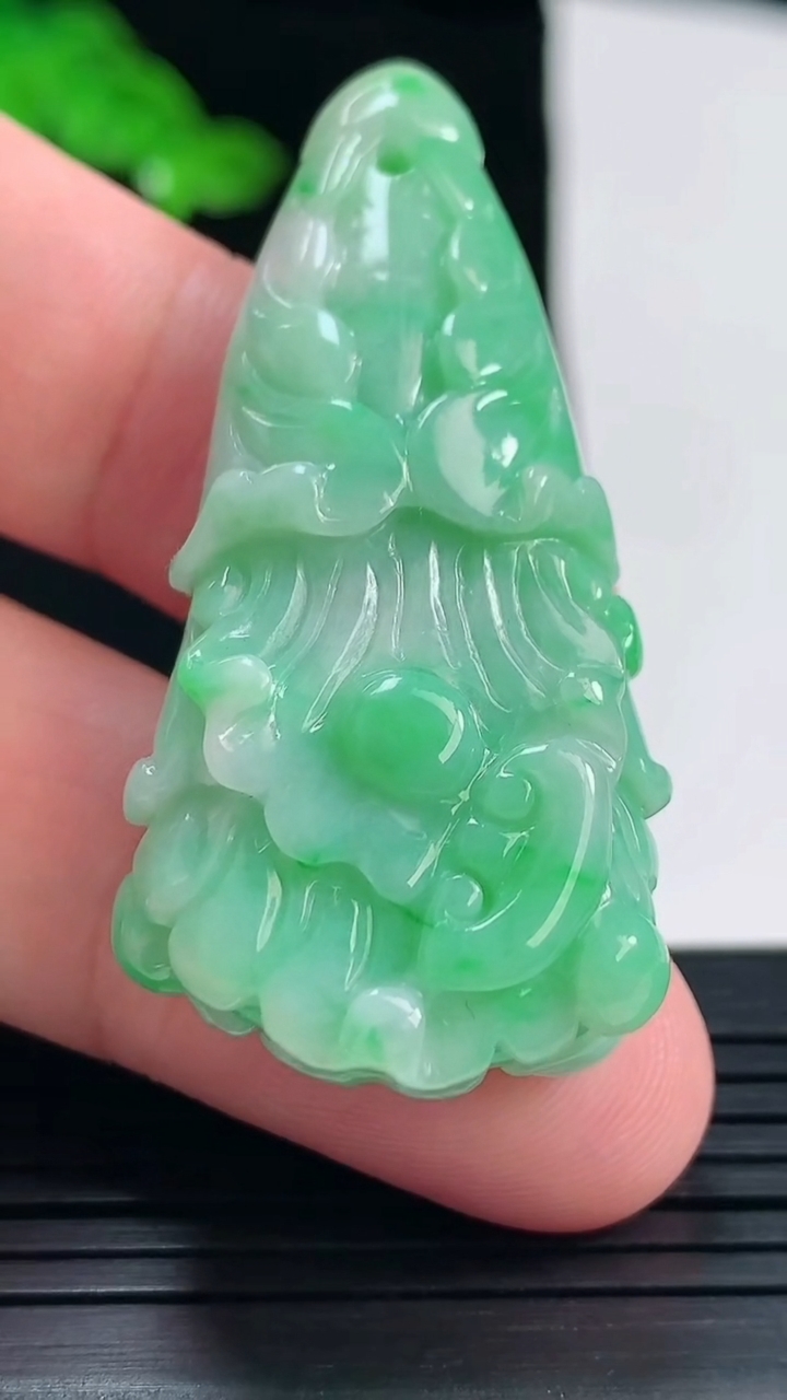 天然A货翡翠白菜吊坠，尺寸49.2-23.5-12.5重量:21.35g
5月25日