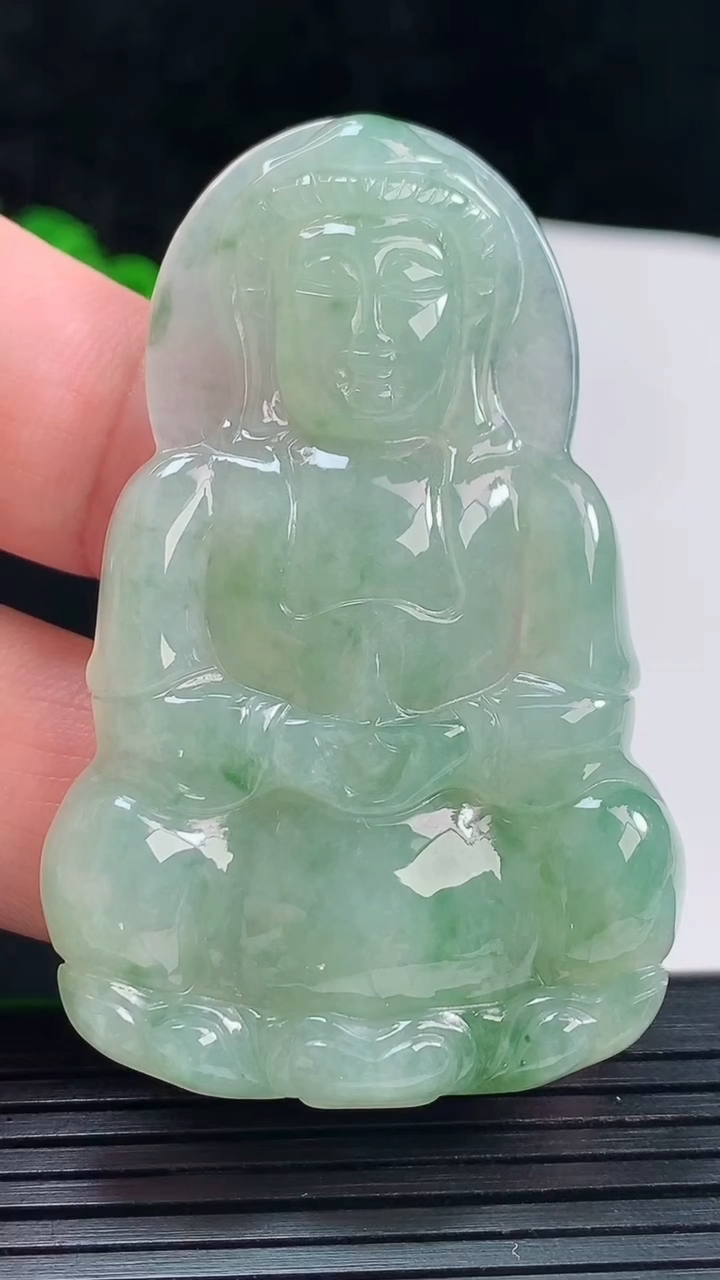 天然A货翡翠飘花正装观音吊坠，尺寸57.5-37-5.8重量:20.71g
5月25日