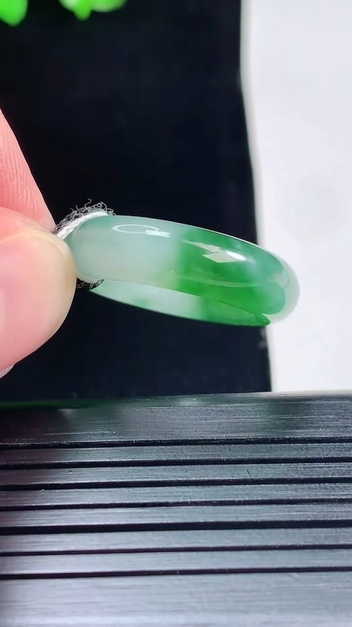天然A货翡翠玉指环 戒指，尺寸18.5-6.2-4重量:4.80g2026年5月25日
工厂直销收藏佳品,种好水足，色泽均匀，有种有色，上手高大气！