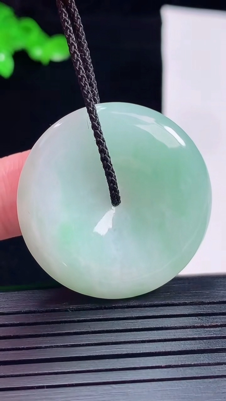 天然A货翡翠平安扣吊坠，尺寸34-5.8重量:14.26g
5月25日