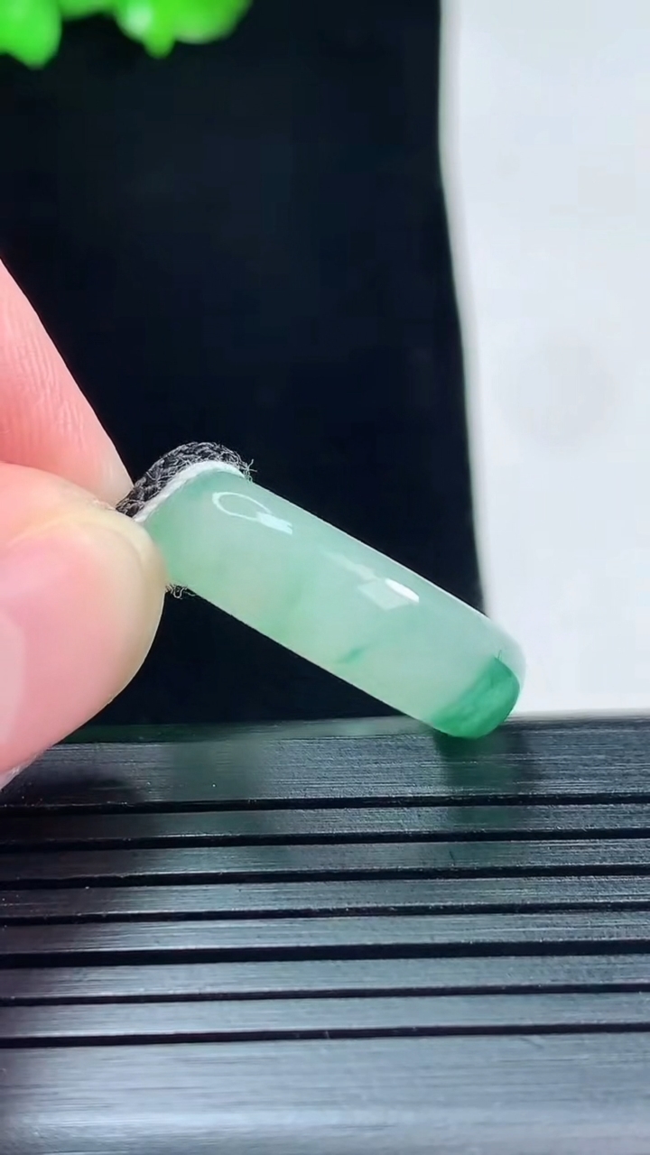天然A货翡翠冰种飘花玉指环 戒指，尺寸17-6.5-3.8重量:4.64g2026年5月25日
工厂直销收藏佳品,种好水足，色泽均匀，有种有色，上手高大气！