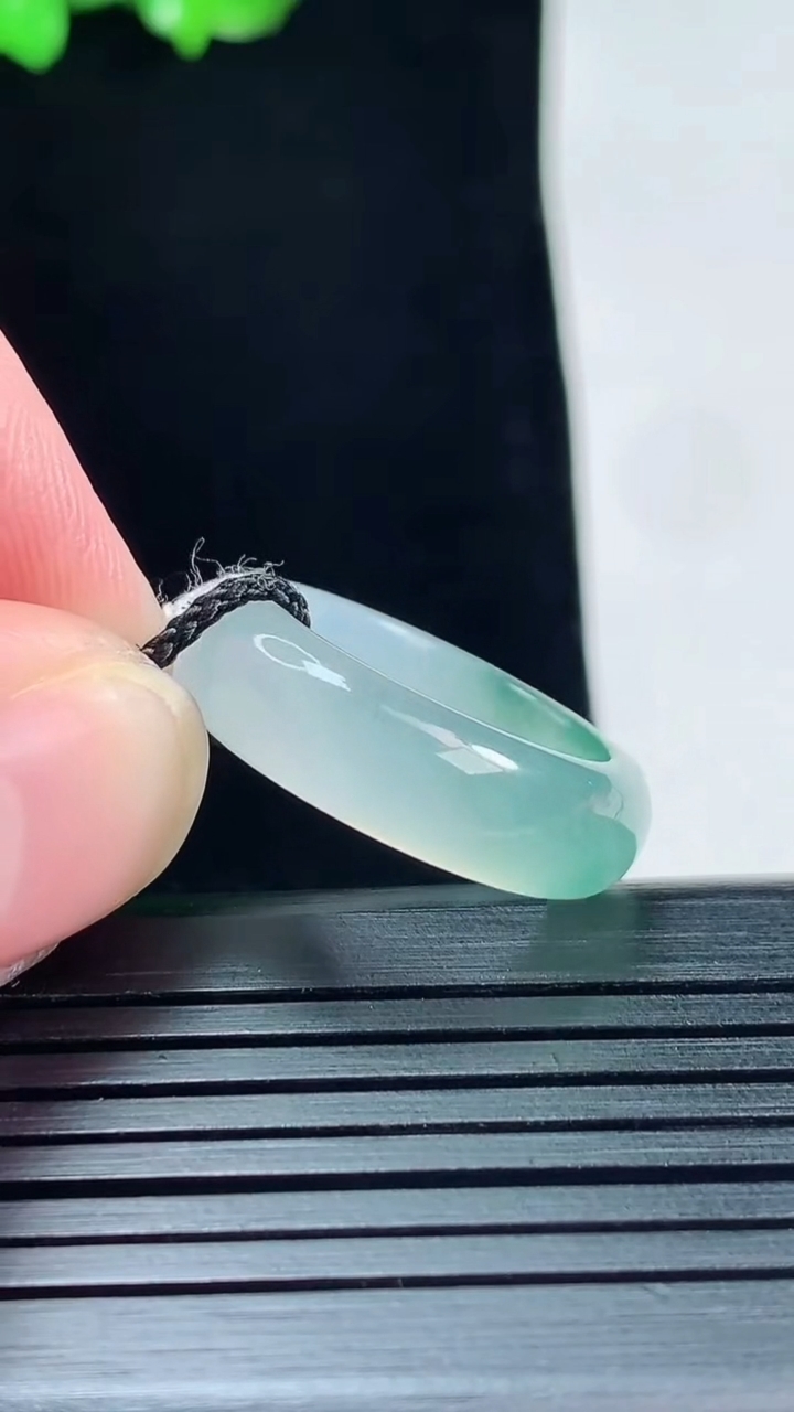 天然A货翡翠种飘花玉指环 戒指，尺寸17-6.6-3.6重量:4.73g2026年5月25日
工厂直销收藏佳品,种好水足，色泽均匀，有种有色，上手高大气！