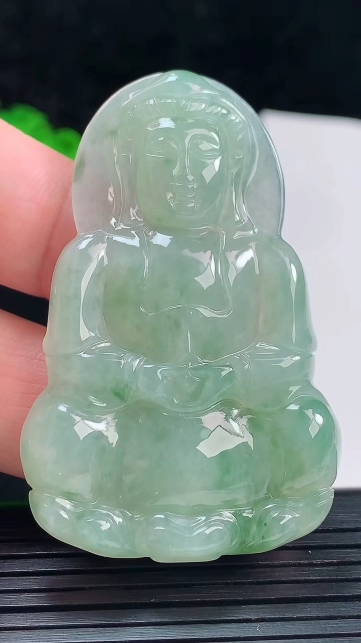 天然A货翡翠飘花正装观音吊坠，尺寸57.5-37-5.8重量:20.71g
5月25日