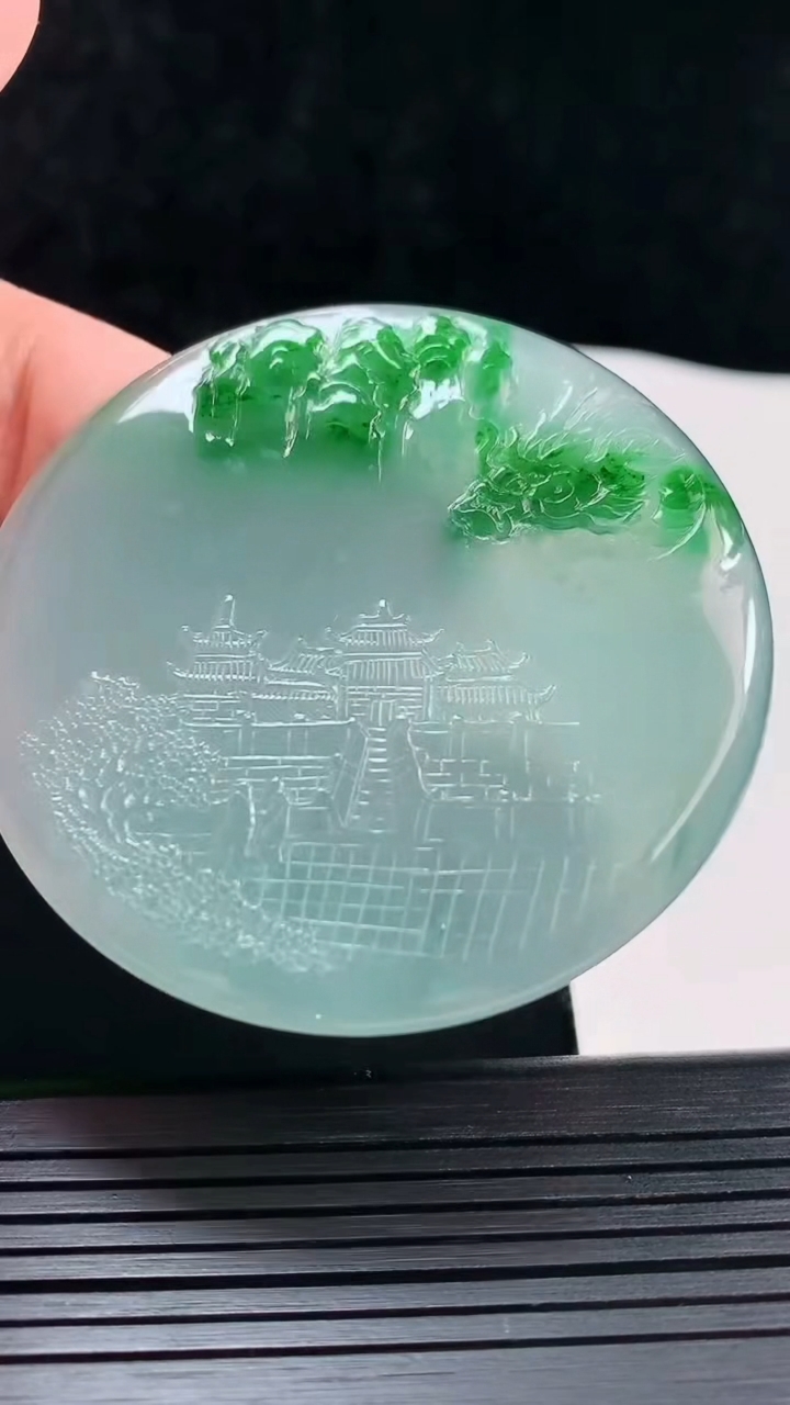 天然A货翡翠山水龙牌吊坠，尺寸59-3.5重量:30.45g
5月25日