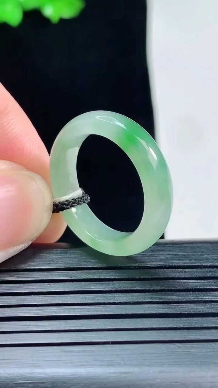 天然A货翡翠玉指环 戒指，尺寸19-5.5-3.6重量:3.91g2026年5月25日
工厂直销收藏佳品,种好水足，色泽均匀，有种有色，上手高大气！
