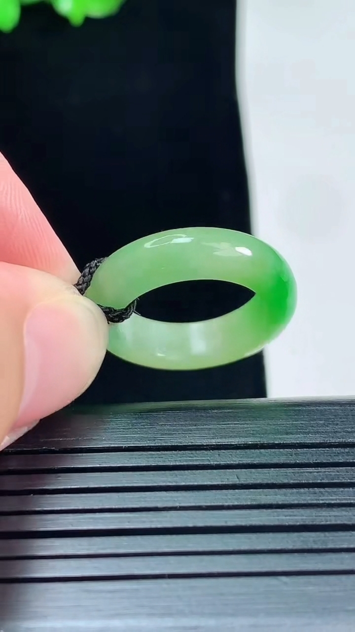 天然A货翡翠玉指环 戒指，尺寸16.5-5.2-3.5重量:3.51g2026年5月25日
工厂直销收藏佳品,种好水足，色泽均匀，有种有色，上手高大气！