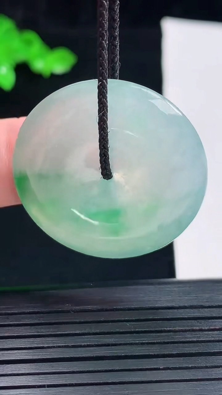 天然A货翡翠平安扣吊坠，尺寸32-5.5重量:12.03g
5月25日