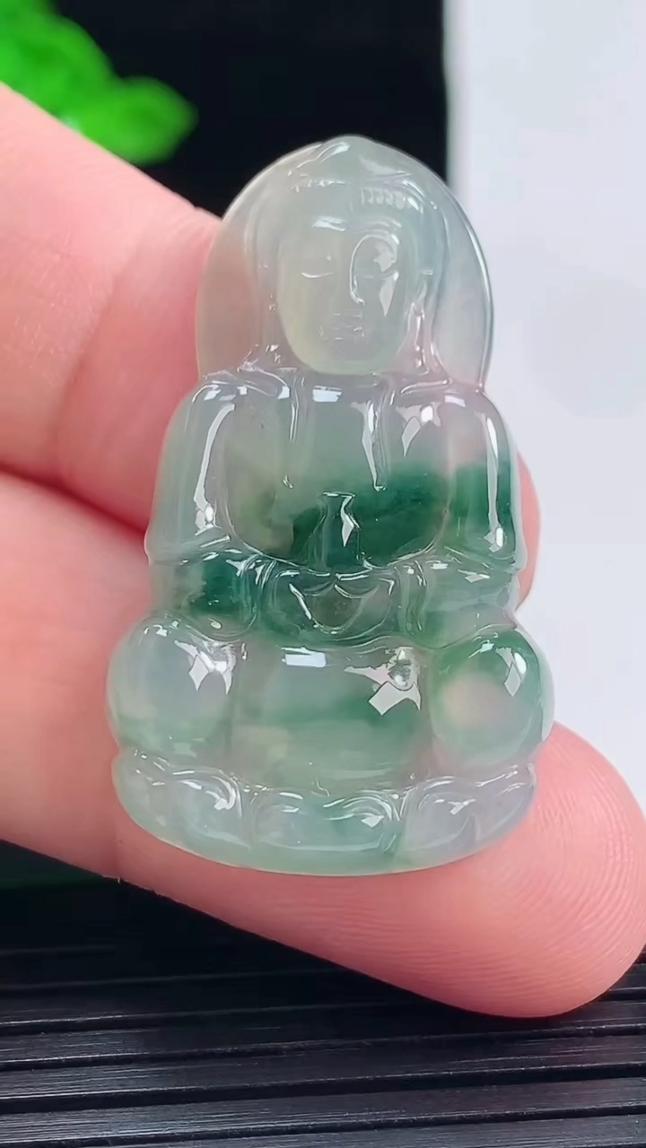 天然A货翡翠冰种飘花正装观音吊坠，尺寸37.6-22.5-4重量:6.01g
5月25日