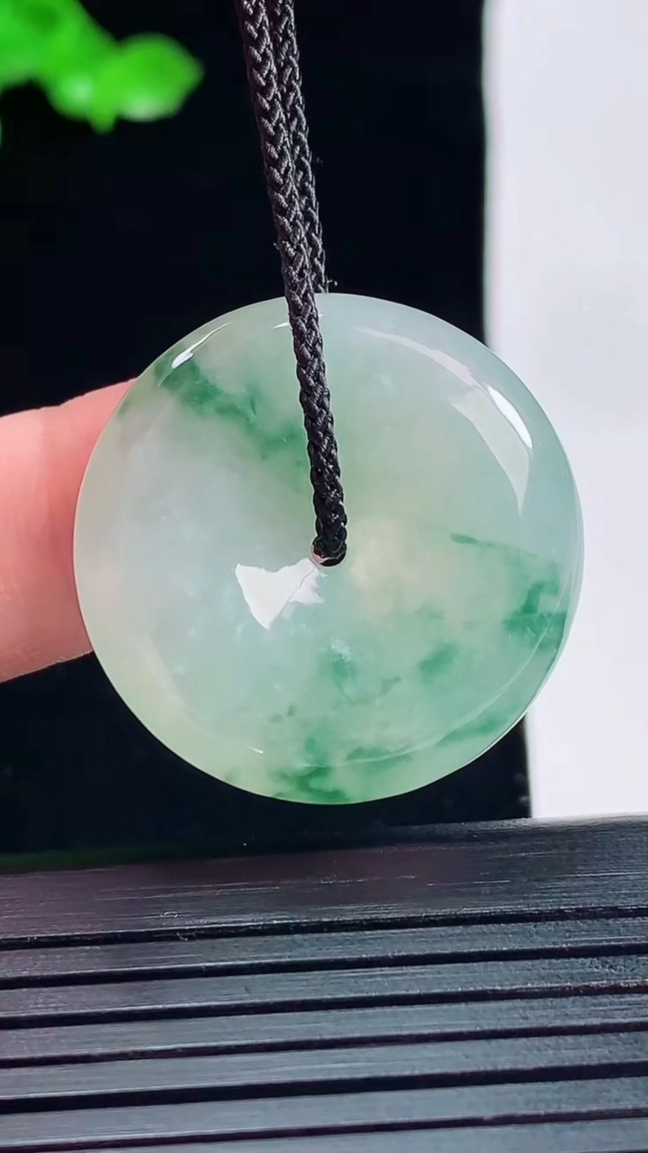 天然A货翡翠飘花平安扣吊坠，尺寸27.5-5.8重量:9.49g
5月25日