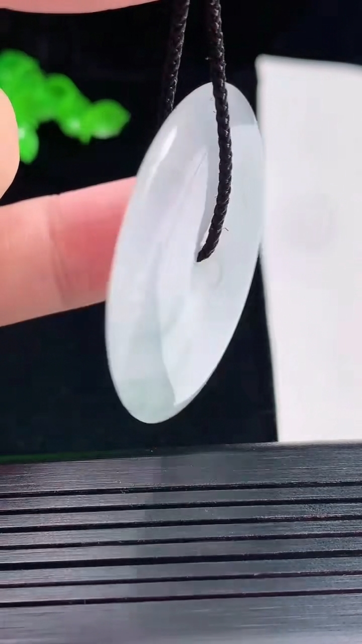 天然A货翡翠冰种飘花平安扣吊坠，尺寸40.5-6重量:20.54g
5月25日