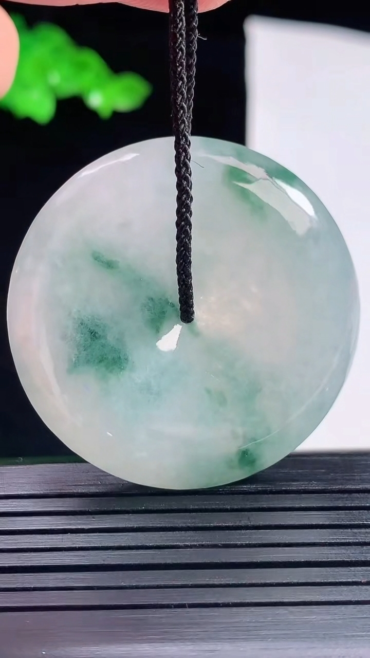 天然A货翡翠飘花平安扣吊坠，尺寸406-6.8重量:22.24g
5月25日