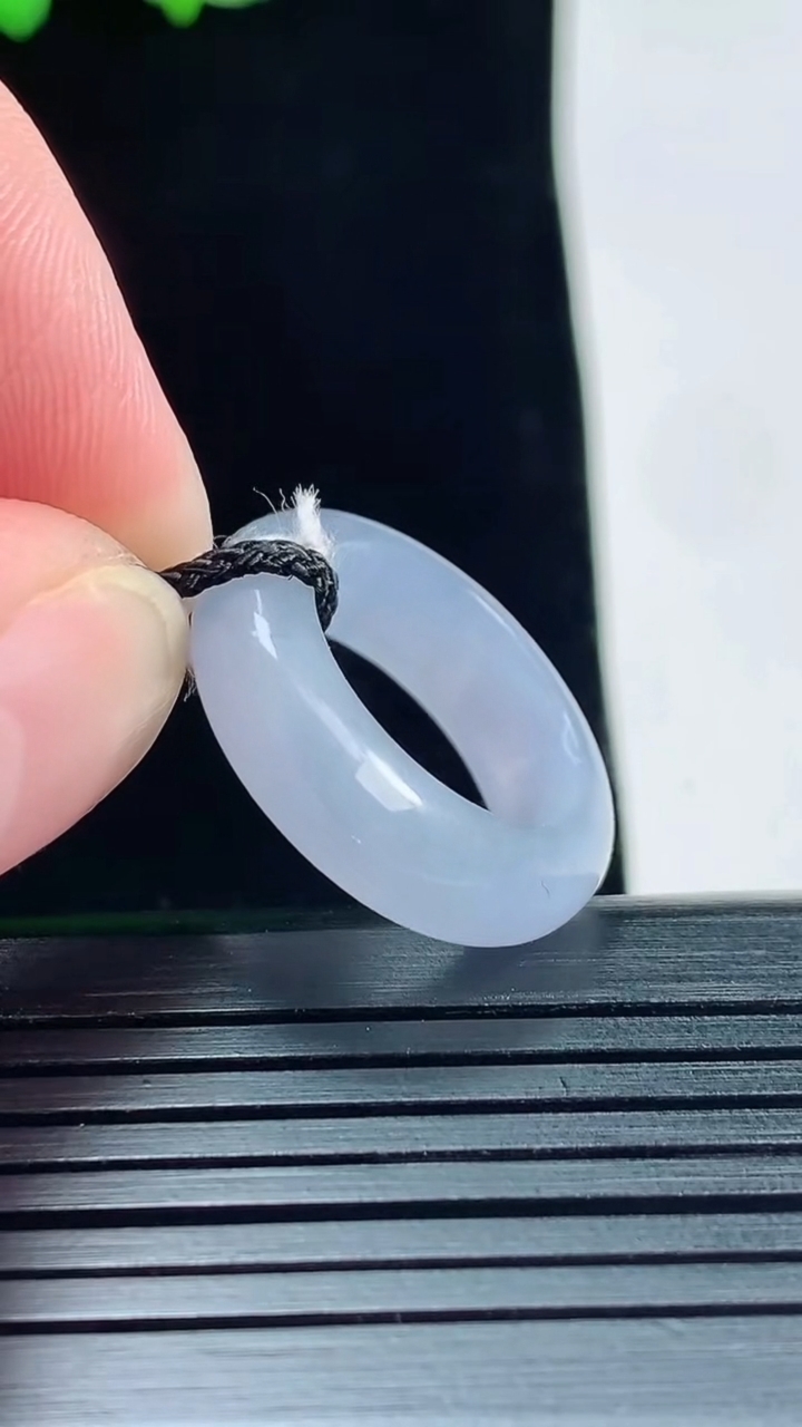 天然A货翡翠紫罗兰玉指环 戒指，尺寸14.6-6-4重量:4.12g2026年5月25日
工厂直销收藏佳品,种好水足，色泽均匀，有种有色，上手高大气！