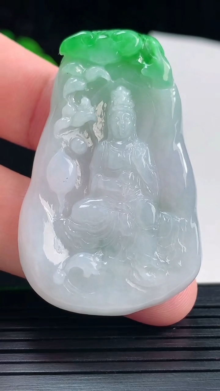 天然A货翡翠观音菩萨吊坠，尺寸53-32.6-5.5重量:22.22g
5月25日