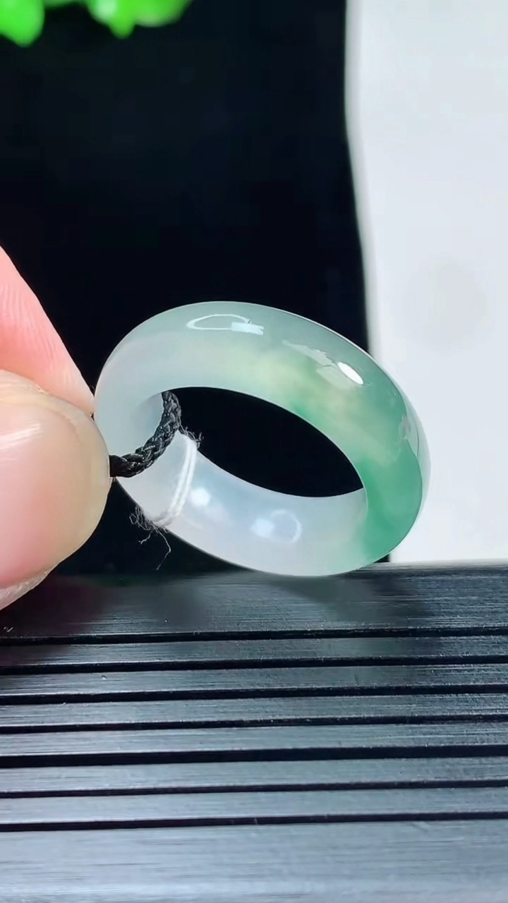 天然A货翡翠种飘花玉指环 戒指，尺寸17-6.6-3.6重量:4.73g2026年5月25日
工厂直销收藏佳品,种好水足，色泽均匀，有种有色，上手高大气！