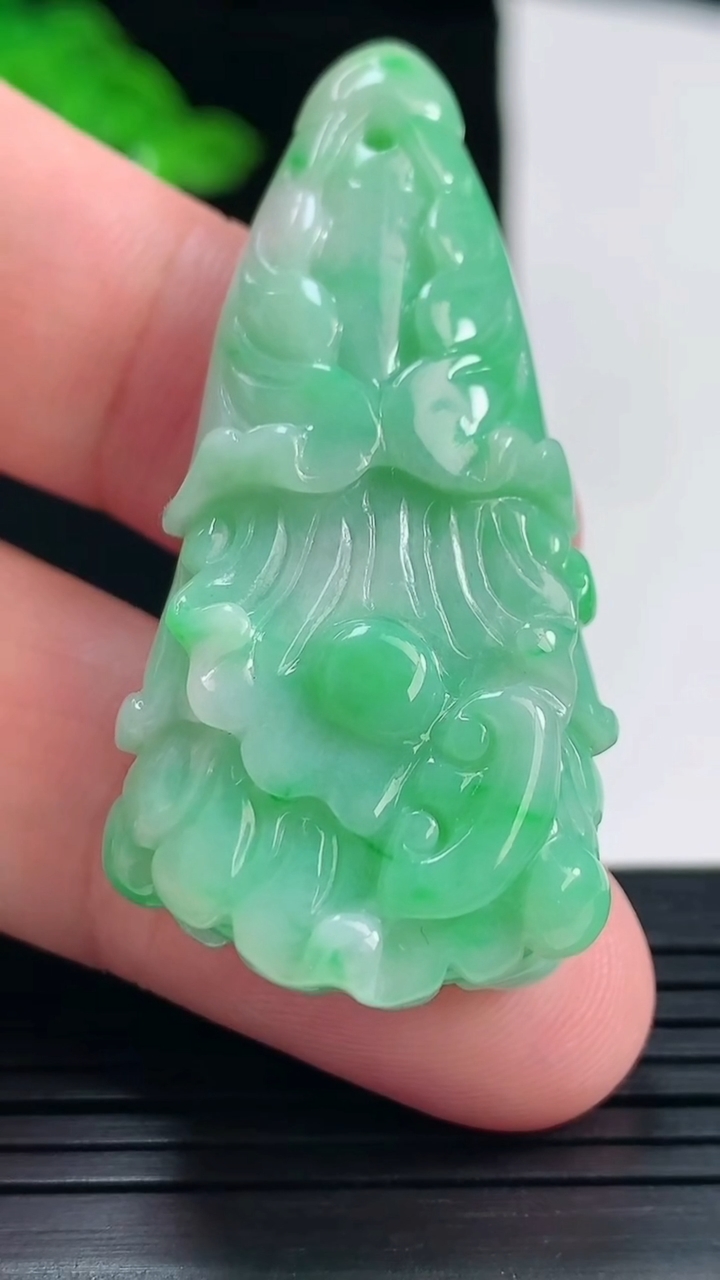 天然A货翡翠白菜吊坠，尺寸49.2-23.5-12.5重量:21.35g
5月25日