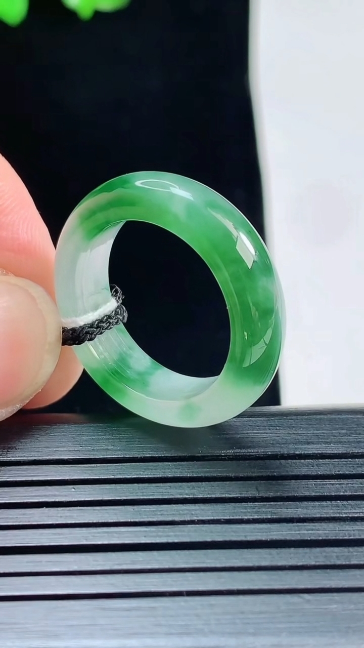 天然A货翡翠玉指环 戒指，尺寸18.5-6.2-4重量:4.80g2026年5月25日
工厂直销收藏佳品,种好水足，色泽均匀，有种有色，上手高大气！