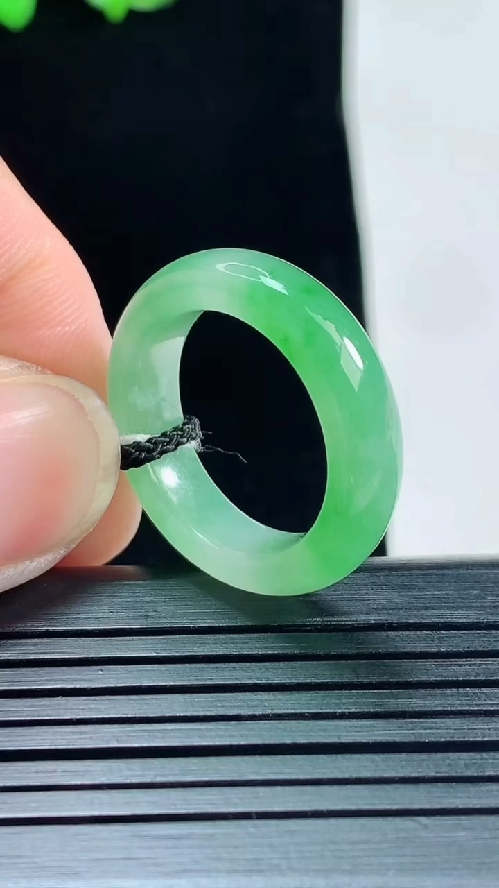天然A货翡翠玉指环 戒指，尺寸17.8-5.5-3.8重量:4.24g2026年5月25日
工厂直销