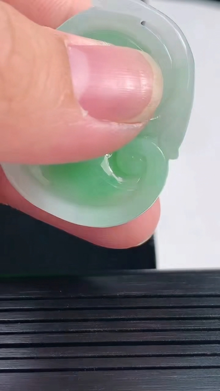 天然A货翡翠如意吊坠，尺寸36-28.5-7重量:14.80g
5月25日