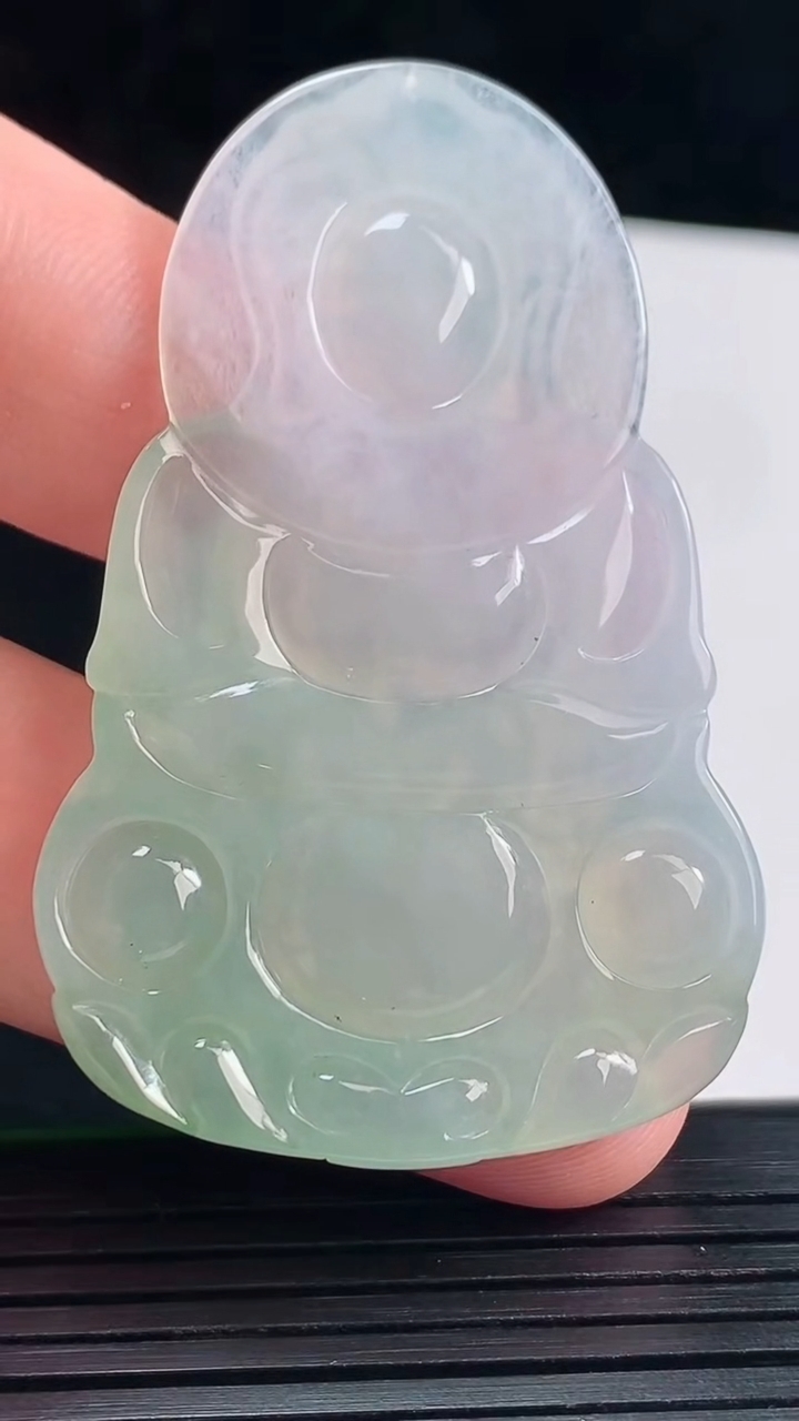 天然A货翡翠正装观音吊坠，尺寸56-35.6-5重量:17.40g
5月25日
