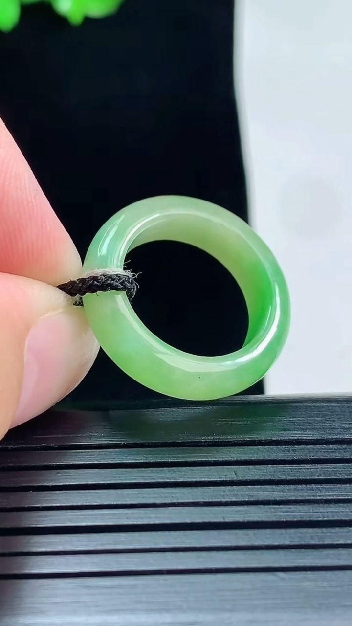 天然A货翡翠玉指环 戒指，尺寸16.5-5.2-3.5重量:3.51g2026年5月25日
工厂直销收藏佳品,种好水足，色泽均匀，有种有色，上手高大气！