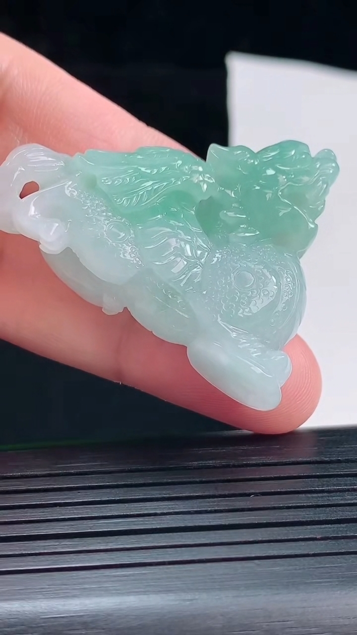 天然A货翡翠飞天貔貅吊坠，尺寸44-36.6-11.6重量:26.64g
5月25日