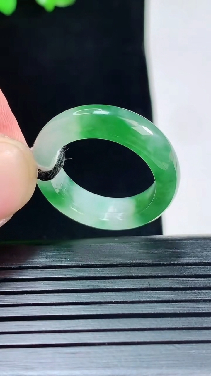 天然A货翡翠玉指环 戒指，尺寸18.5-6.2-4重量:4.80g2026年5月25日
工厂直销收藏佳品,种好水足，色泽均匀，有种有色，上手高大气！